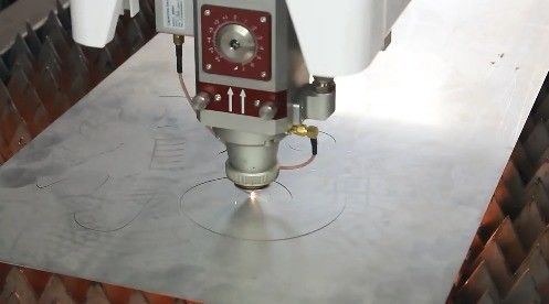 Μηχανή κοπής με λέιζερ ινών μετάλλου 1500W CNC με συνεχή λειτουργία κύματος