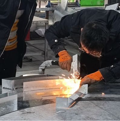 1000W 1500W 2000W χειροκίνητη μηχανή συγκόλλησης λέιζερ ινών για ατσάλινο αλουμίνιο
